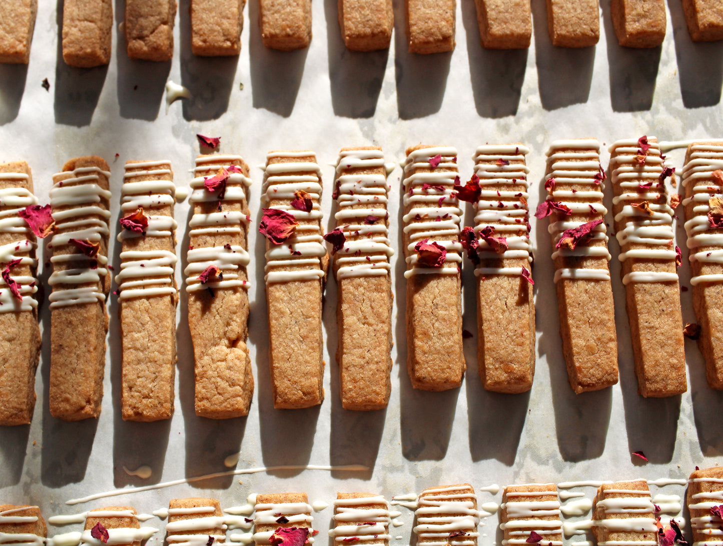 BED OF ROSES Shortbreads